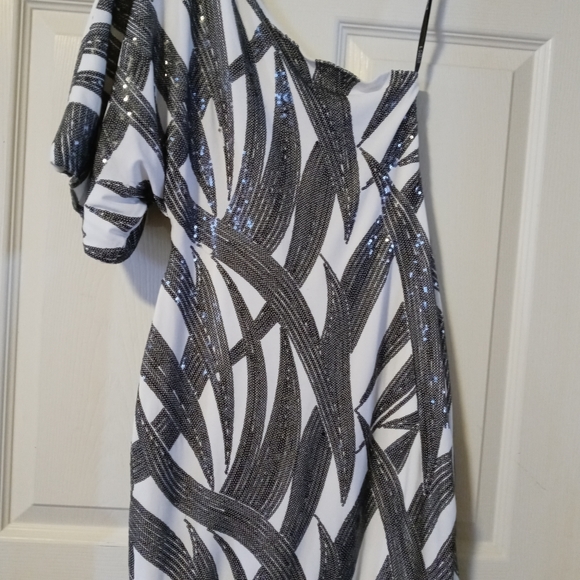 Dress - Picture 6 of 6